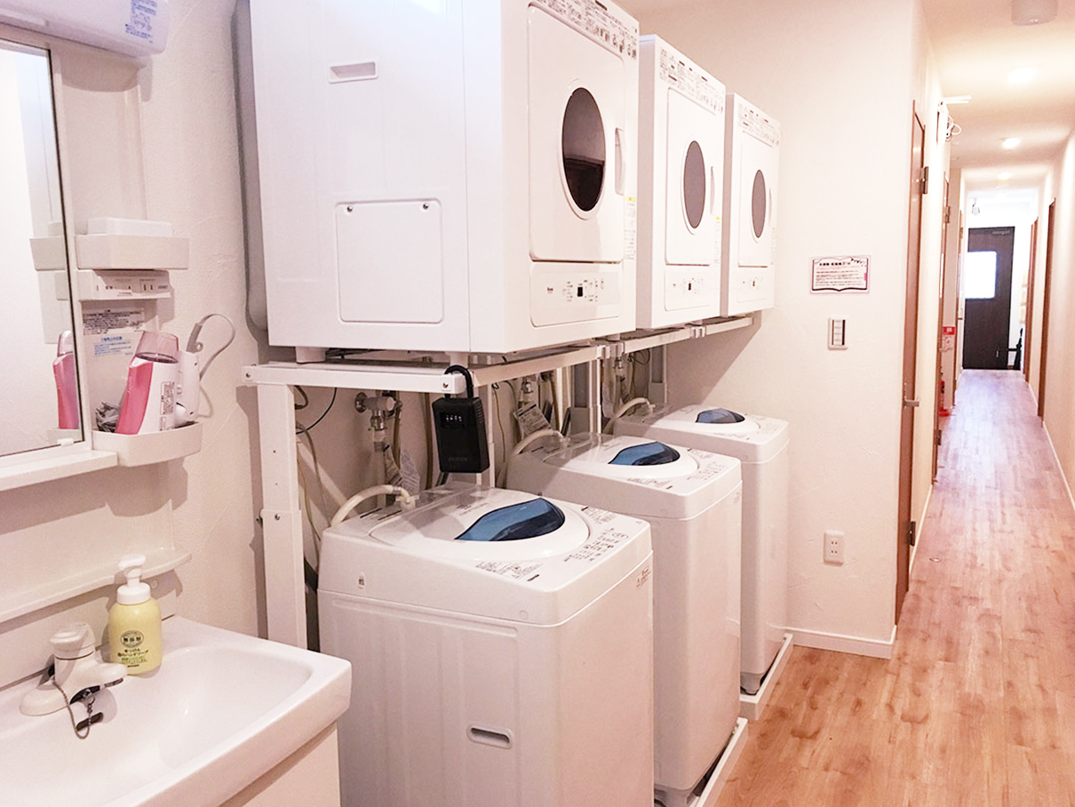 写真：廊下に置いてある洗濯機とガス乾燥機