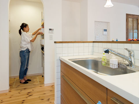 江戸川区で自然素材の注文住宅を建てるニットー住宅 キッチンからすぐ横に買いだめも十分対応できるパントリースペース