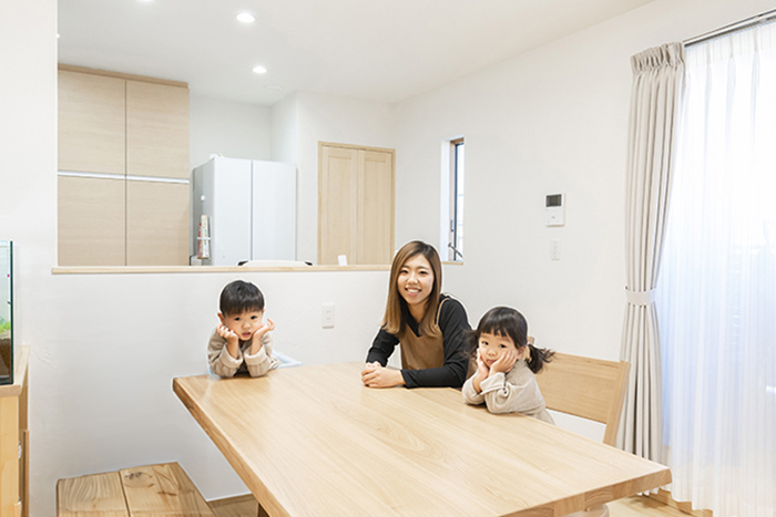 江戸川区で自然素材の注文住宅を建てるニットー住宅　家族団らん