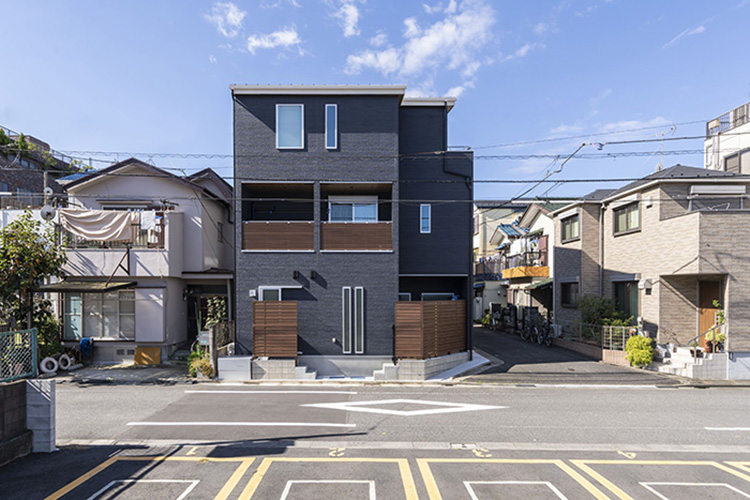 江戸川区で自然素材の注文住宅を建てるニットー住宅　シンプルで個性的な外観