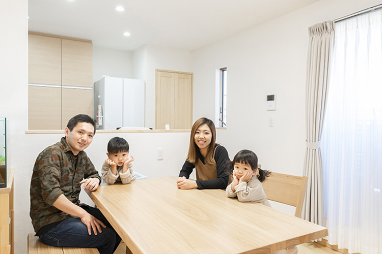 江戸川区で自然素材の注文住宅を建てるニットー住宅　家族団らん