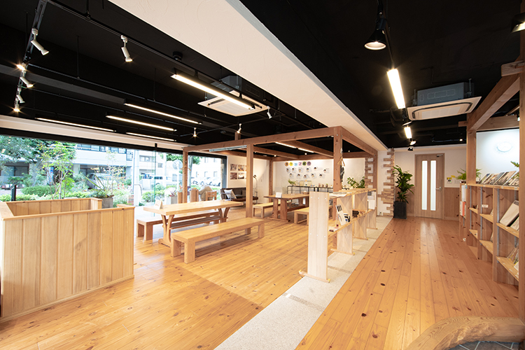 江戸川区で自然素材の注文住宅を建てるニットー住宅　無垢床と無垢材の家具でつくられた天然木スタジオの室内