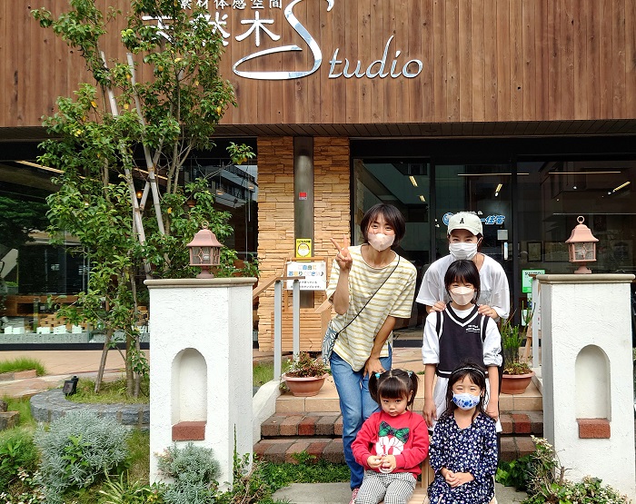 無垢材としっくいをふんだんに使用した家づくりを得意とする江戸川区の工務店ニットー住宅　木工教室記念写真