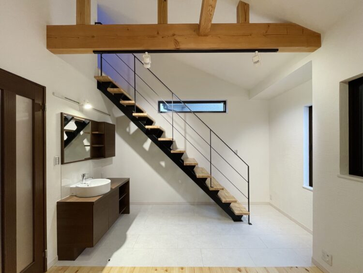 江戸川区で自然素材の注文住宅を建てるニットー住宅　鉄骨階段のあるリビング