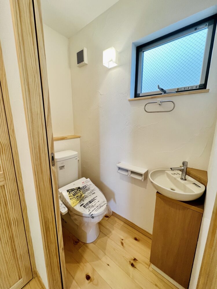 江戸川区で自然素材の注文住宅を建てるニットー住宅　手洗い器のあるトイレ