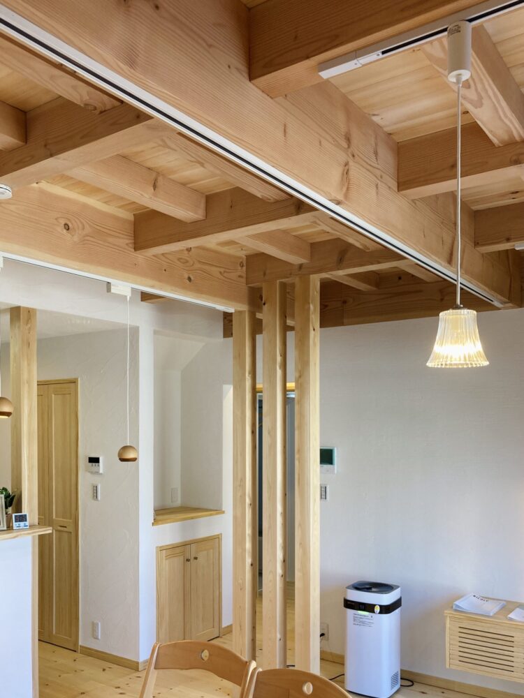 江戸川区で自然素材の注文住宅を建てるニットー住宅　あらわし天井のあるリビング