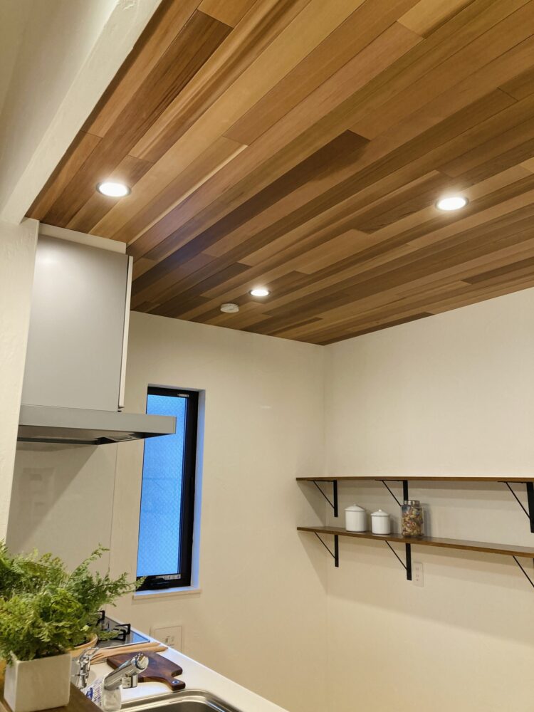 江戸川区で自然素材の注文住宅を建てるニットー住宅　天井板張りのキッチン
