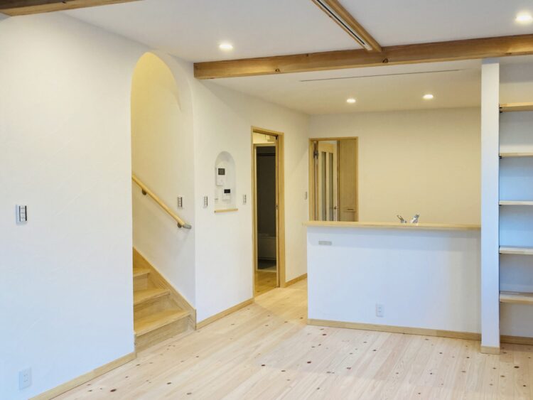 江戸川区で自然素材の注文住宅を建てるニットー住宅　梁を見せたダイニング