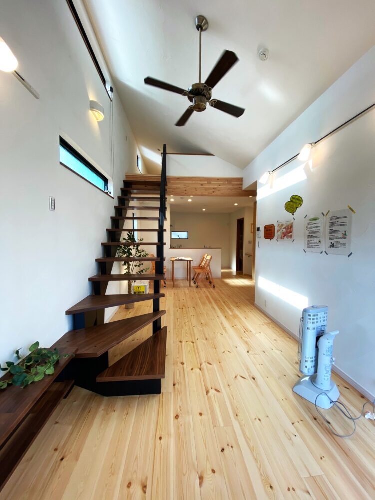 江戸川区で自然素材の注文住宅を建てるニットー住宅　リビング鉄骨階段
