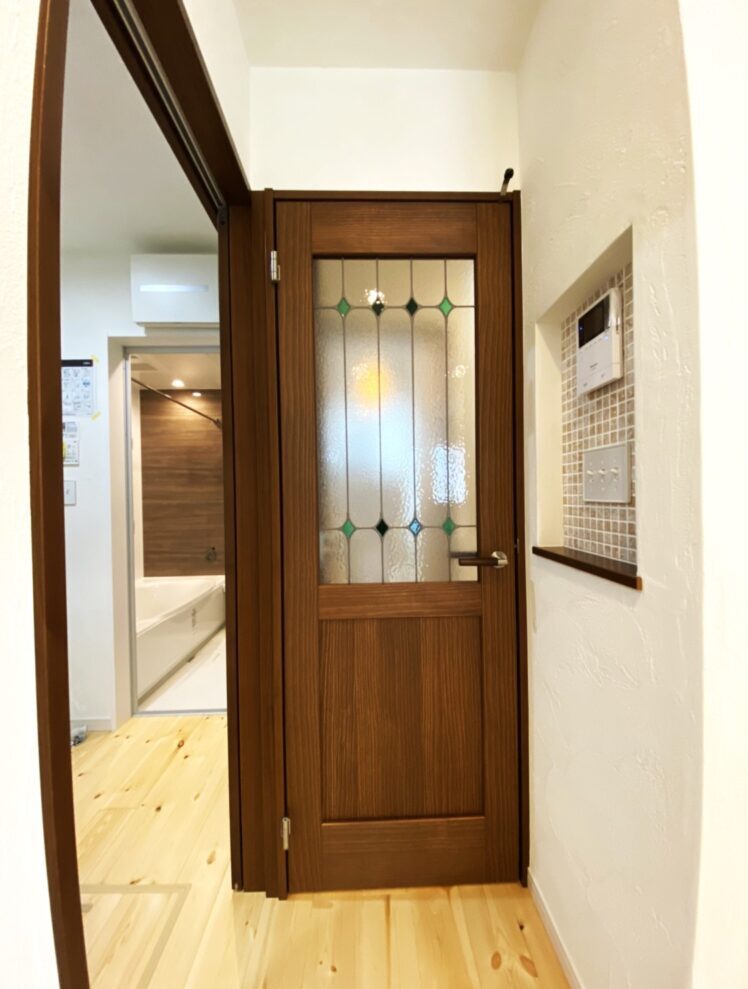 江戸川区で自然素材の注文住宅を建てるニットー住宅　木目が生きるドア